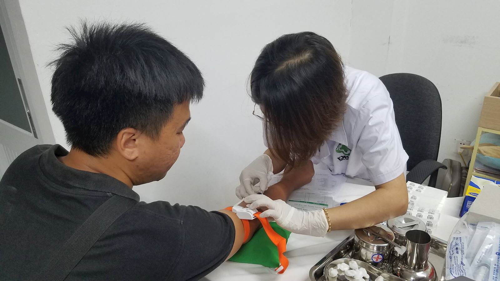 Lấy mẫu xét nghiệm máu