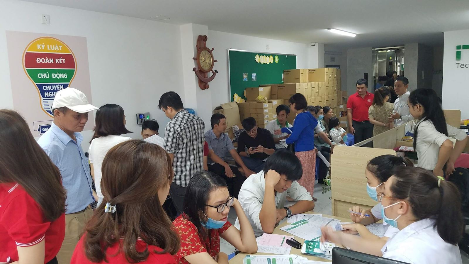 Háo hức chờ đến lượt khám sức khỏe tại Công ty ITES